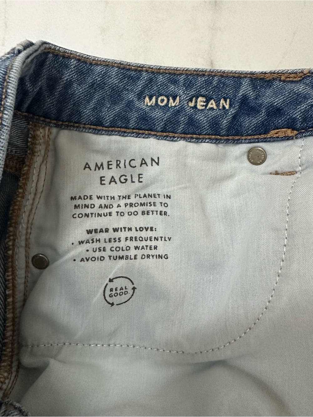 American Eagle Outfitters mom Jeans in Medium Blue Wash with Knee Rips - Picture 2 of 5